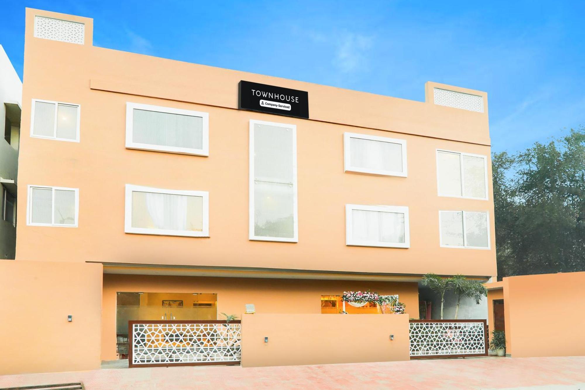 Super Townhouse Viraj Khand Formerly Veridian Inn Chinhat Exterior foto