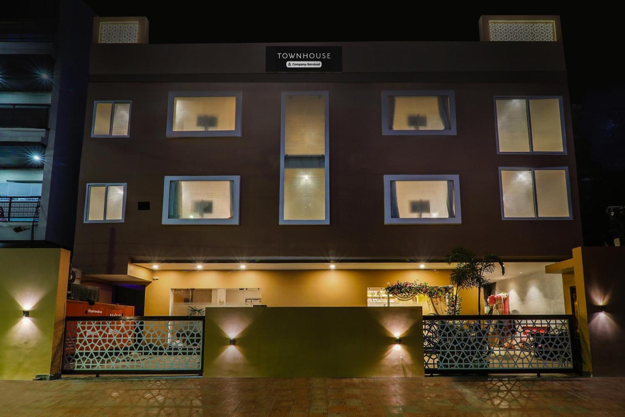 Super Townhouse Viraj Khand Formerly Veridian Inn Chinhat Exterior foto